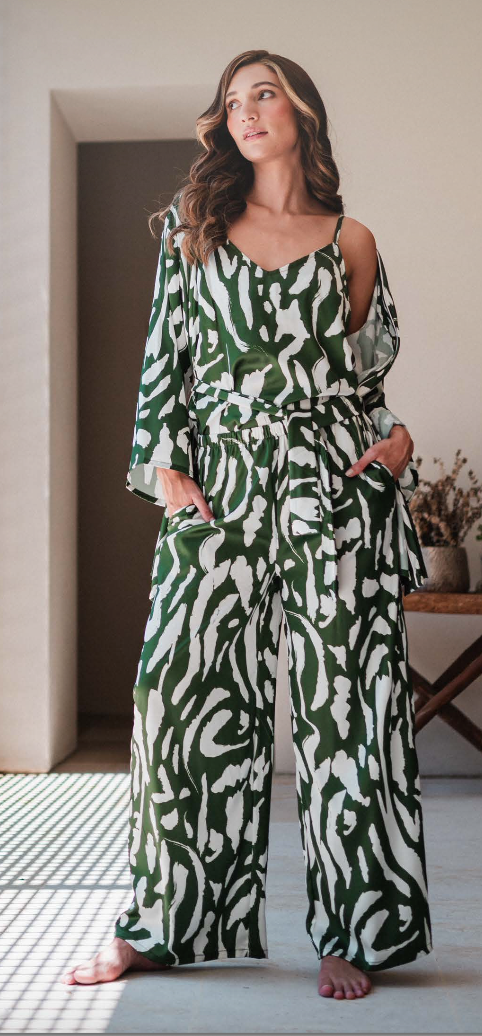 TRAZOS EN VERDE CAMISA TIRITAS Y PANTALON