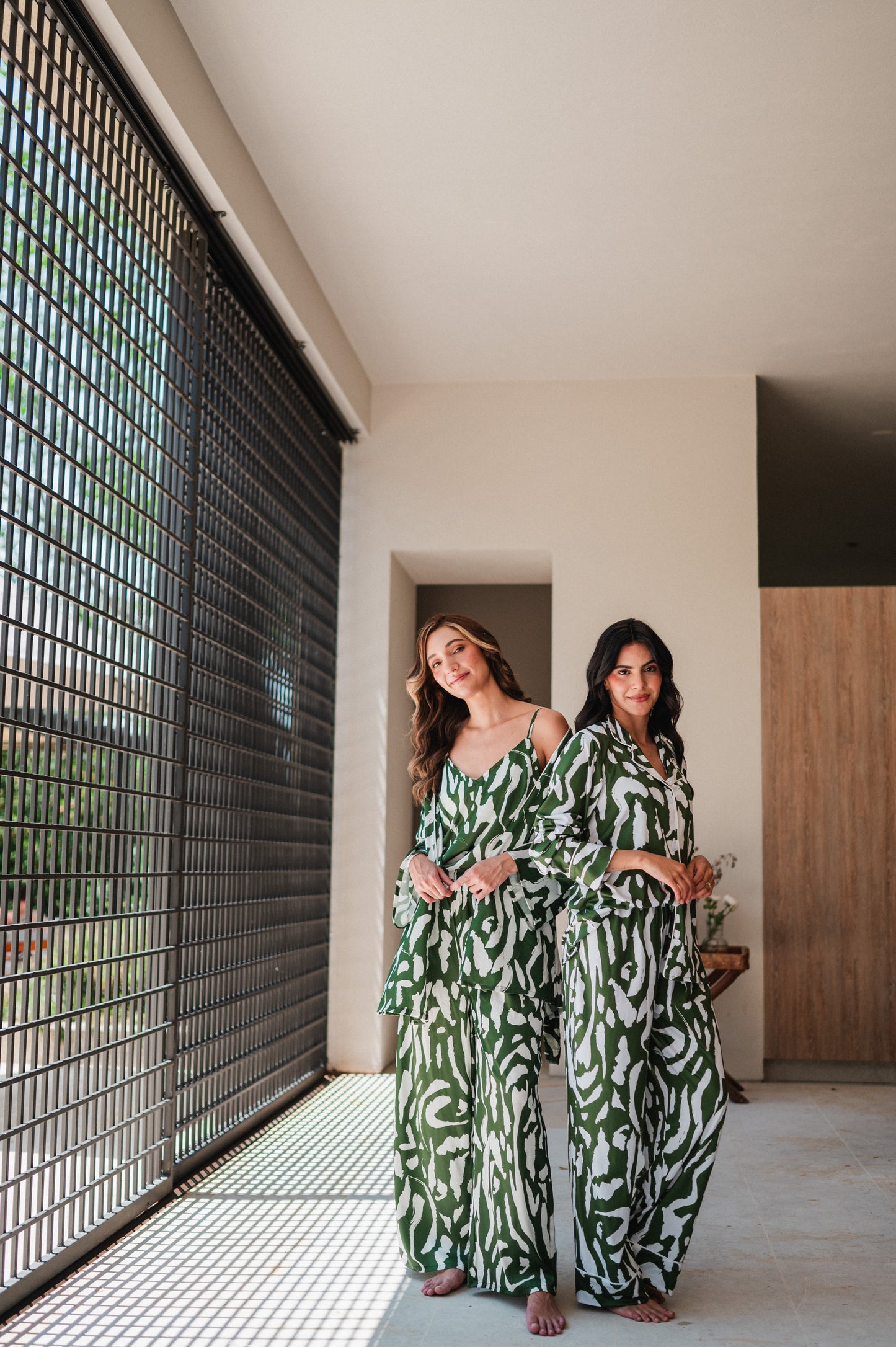 TRAZOS EN VERDE CAMISA TIRITAS Y PANTALON