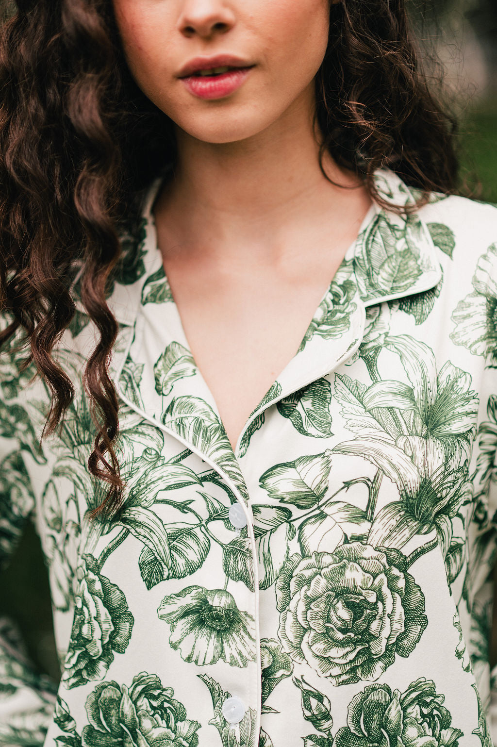 LIRIOS EN VERDE MANGA LARGA Y PANTALON